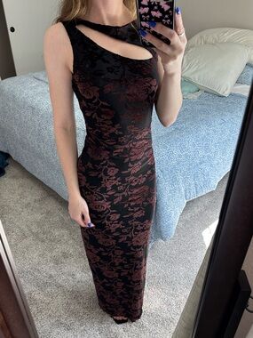 Vintage-Inspired Velvet Floral Maxi Dress
